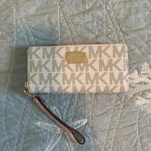 MICHAEL MICHAEL KORS
Large Logo
Continental Wallet